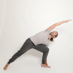 06 gestreckte-seitliche-Winkelhaltung-Links-Utthita-Parsvakonasana-Yoga-im-Raum