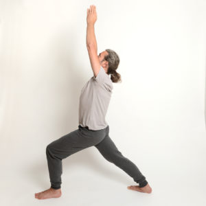 08 Virabhadrasana-Links-Heldenhaltung-Sonnengruß-B