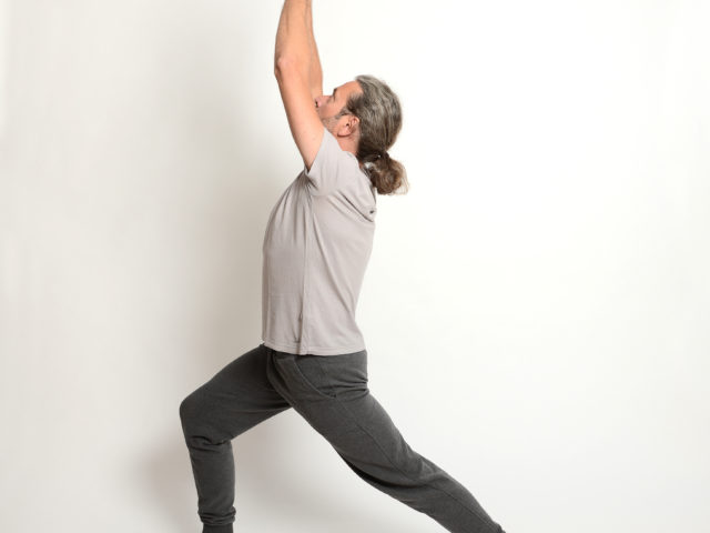 12 Virabhadrasana-Rechts-Heldenhaltung-Sonnengruß-B